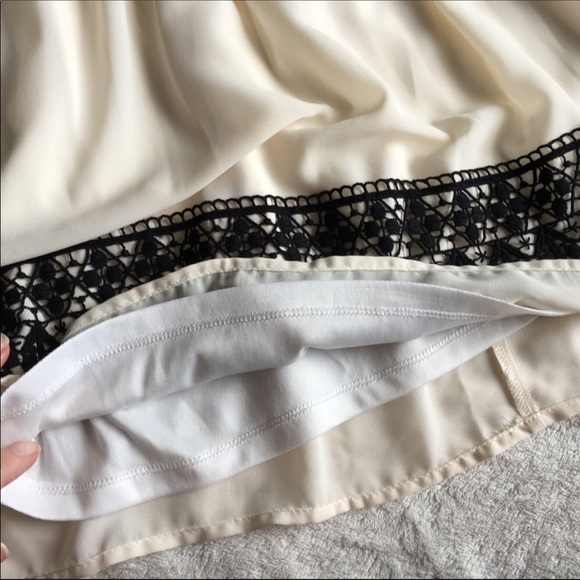 {REWIND} Black Lace Trimmed Overlay Empire - Picture 5 of 7